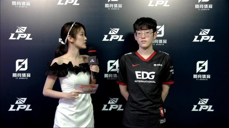 她通过不断 她通过不断